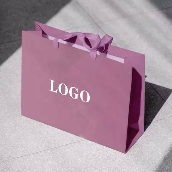 La ropa al por mayor del regalo de las compras recicló las bolsas de papel de Brown Kraft con la manija de papel torcida